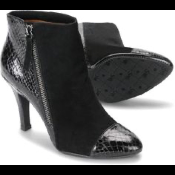 Sofft Shoes - Söfft MAKAYLA black suede booties EUC
